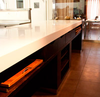 Mesa a medida en madera y Corian. Restaurante Casa Gerardo. Asturias.