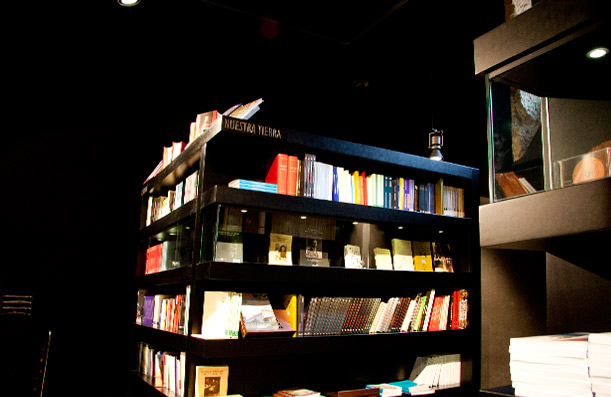 Custom Lacquered bookshelves and furniture. Biblioteca Universidad de Oviedo. Asturias.