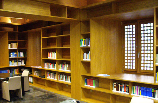Library and custom closets. Private house. Gijón.