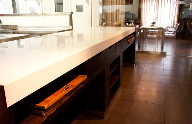 Mesa a medida en madera y Corian. Restaurante Casa Gerardo. Asturias.